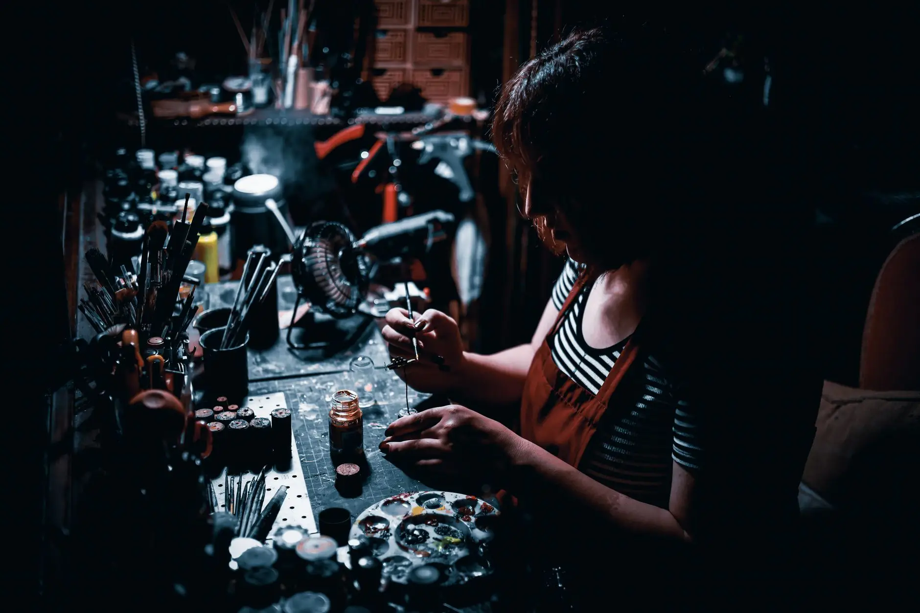 陶瓷茶具与紫砂壶的釉面工艺差异及养护要点解析