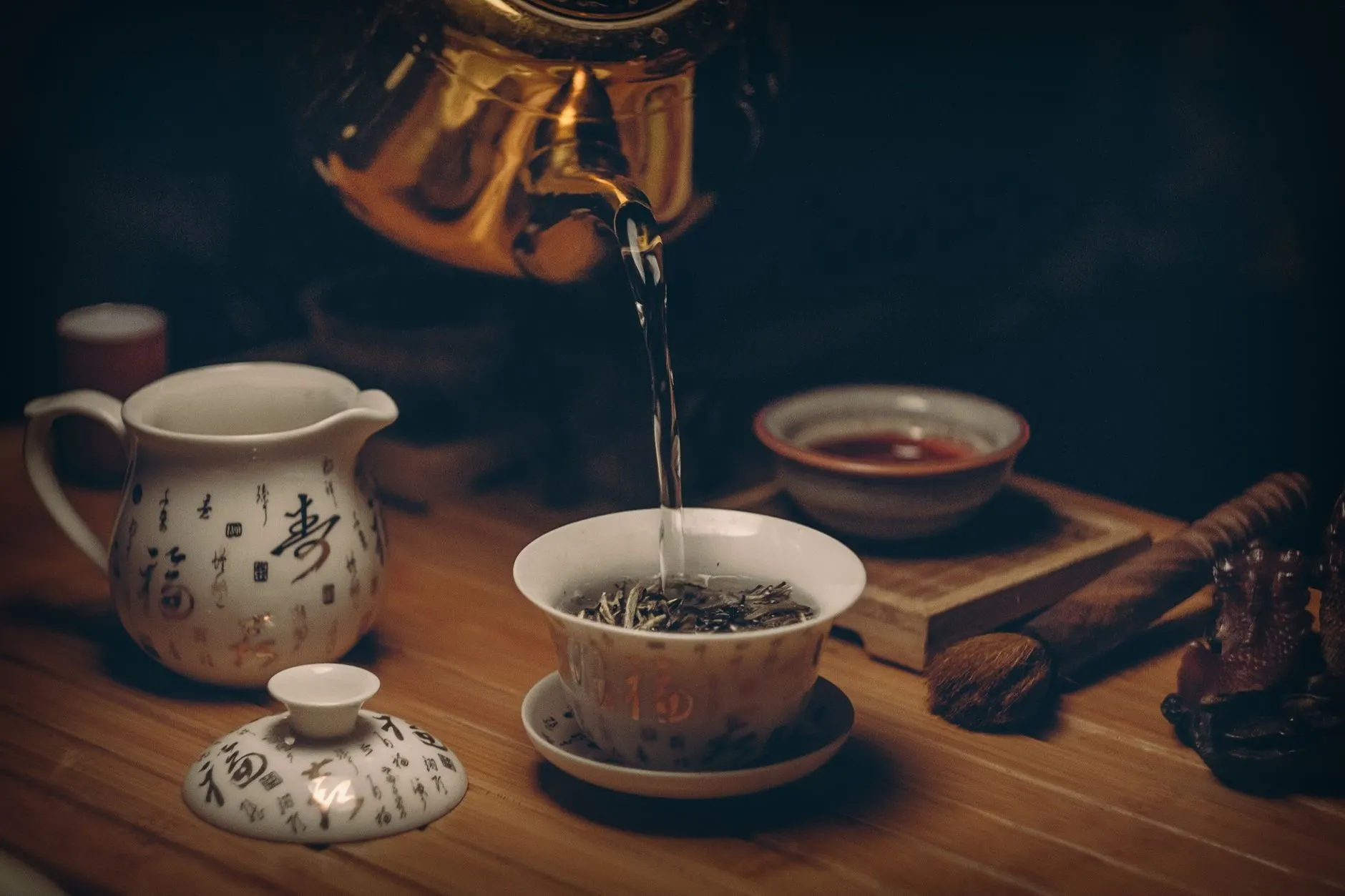 杭州茶古陶瓷茶具与紫砂壶泥料特性对比分析