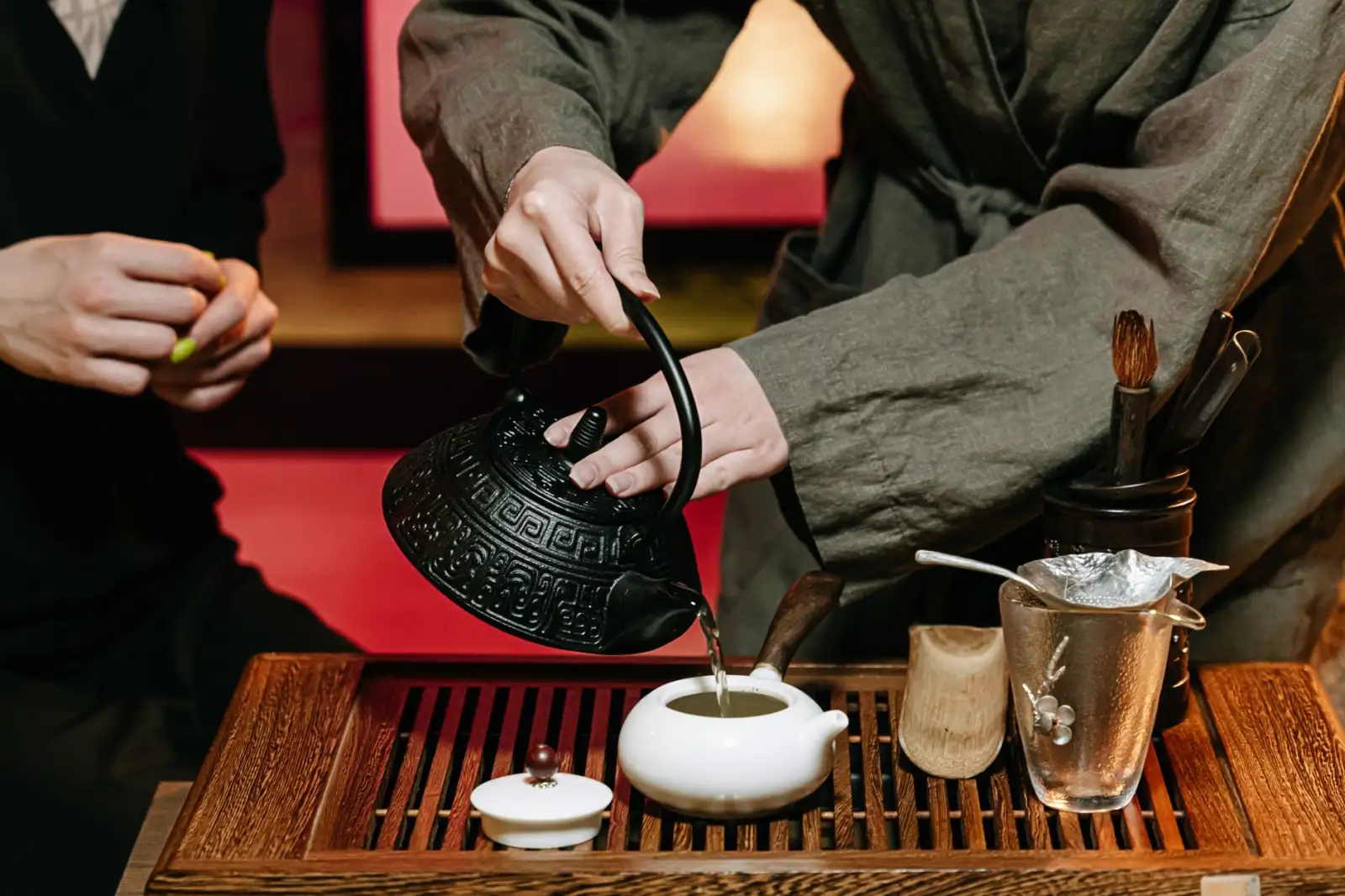 杭州茶古陶瓷茶具与紫砂壶工艺对比及适用场景分析