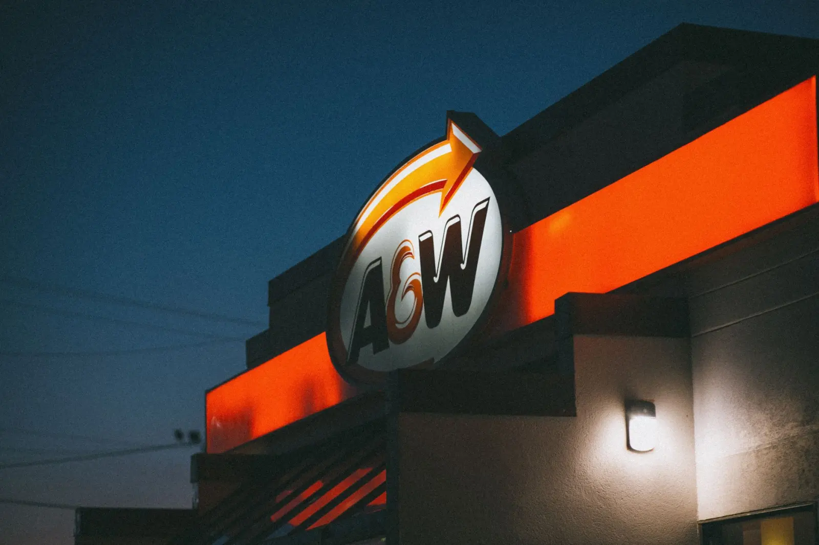 陶瓷茶具与紫砂壶泡茶口感差异对比及适用场景分析